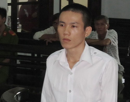 Rình trộm giỏ của du khách tắm biển