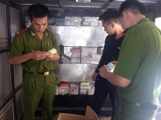 Truy đuổi xe buôn lậu hàng ngàn điện thoại xịn qua… 5 tỉnh