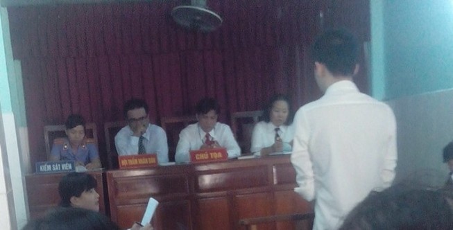 Bị bắt vì lấy giùm bạn trai một… gói quà