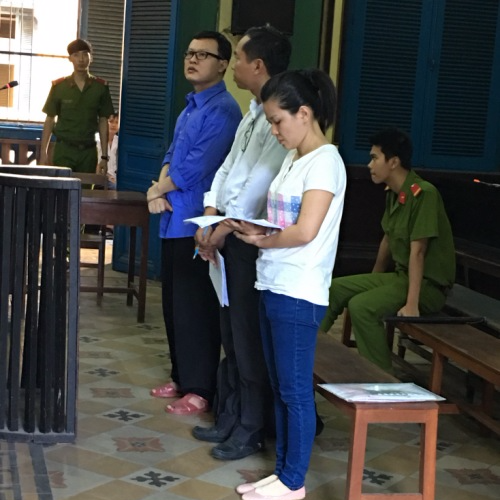 Bán chứng khoán khống, phó tổng giám đốc cùng trưởng phòng hầu tòa
