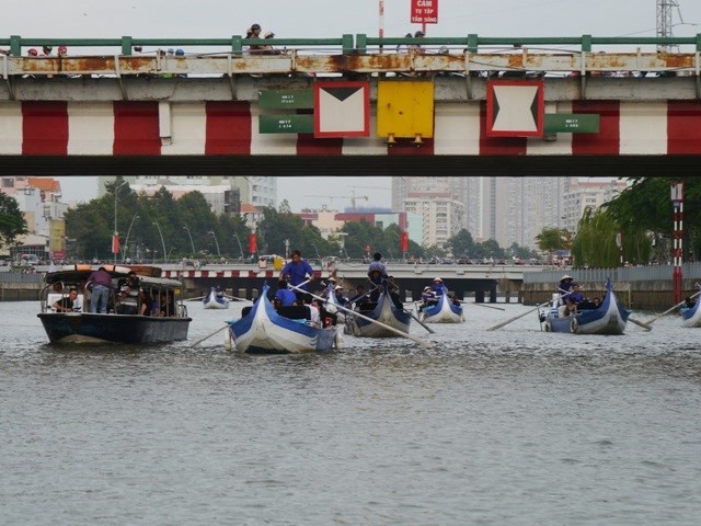 Tour du ngoạn kênh Nhiêu Lộc bị vướng... ống nước