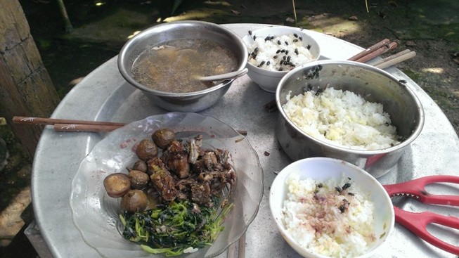 Chùm ảnh: Sống bên bãi rác chờ thị xã bồi thường