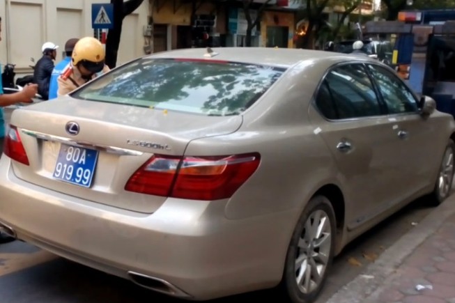 Tạm giữ xe Lexus biển xanh nghi mang BKS giả