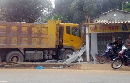 Đang ngồi cắt tóc bị xe mất lái đâm tử vong