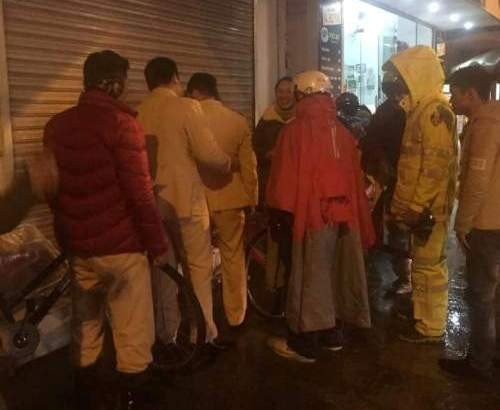 Cảnh sát giao thông tặng chăn ấm cho dân trong đêm lạnh