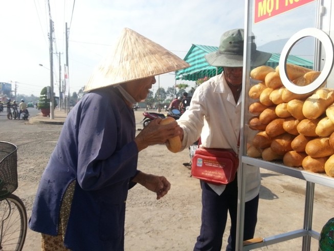 Long An: Bánh mì từ thiện lan tỏa