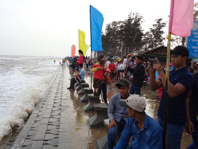 Tắm biển Ba Động, hai thanh thiếu niên bị sóng cuốn mất tích