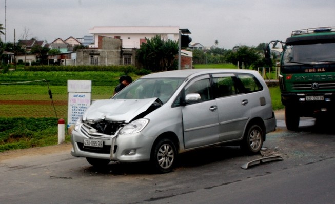 Năm xe va chạm liên hoàn, ách tắc giao thông nghiêm trọng