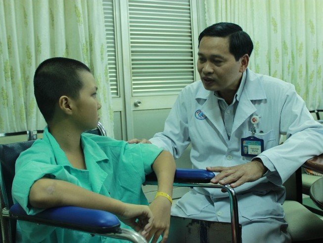 Bé trai ói mỗi lần cả lít máu