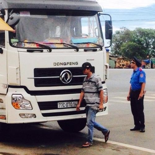Xe chở quá tải nằm ‘ăn vạ’ không chịu vô trạm cân
