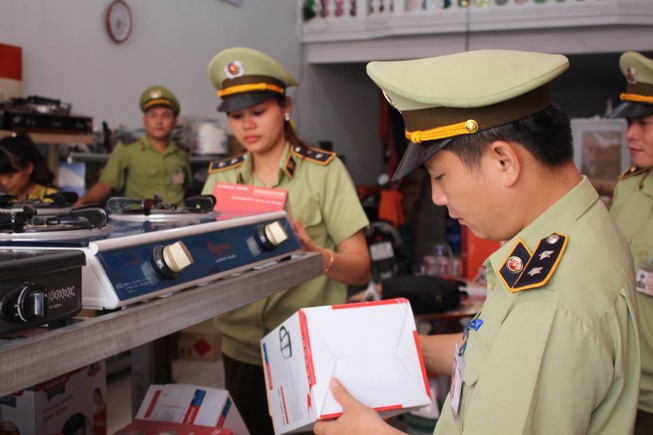 Công chức quản lý thị trường đi kiểm tra kinh doanh phải có thẻ