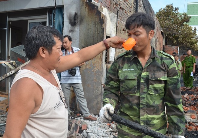 Lính biên phòng giúp dân chữa cháy kịp thời