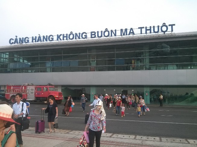 Sân bay Buôn Ma Thuột tê liệt vì hỏng đường băng