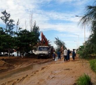 Vỡ đê bao khai thác titan, hàng trăm ngàn khối cát vùi lấp đường lộ