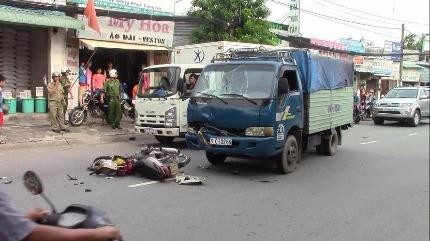 Qua đường ẩu, nam thanh niên tông thẳng vào xe tải nguy kịch