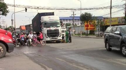 Chạy ngược chiều, cô gái bị container tông trọng thương