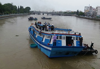 Giải cứu thành công con tàu mắc kẹt dưới cầu Lê Hồng Phong