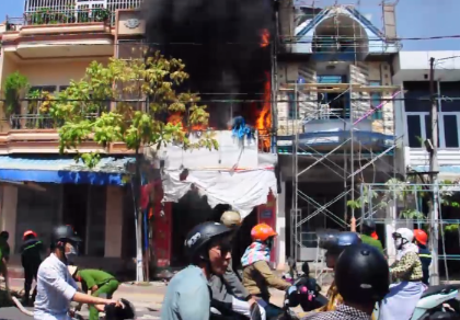 Cháy lớn ở một cửa hàng buôn bán tranh