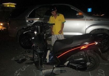 Tự lao vào ô tô, ba thanh niên nguy kịch