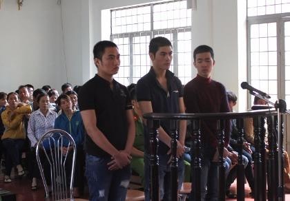 Nhóm thanh niên áp tải người ra rẫy đánh hội đồng hầu tòa