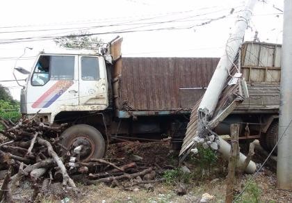 Toàn bộ bệnh viện quân y bị mất điện vì xe tải… húc bay cột điện