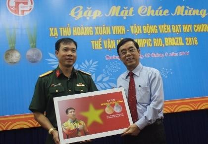 Xạ thủ Hoàng Xuân Vinh được vinh danh tại quê nhà