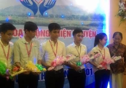 Trao học bổng cho sinh viên nghèo Quảng Ngãi