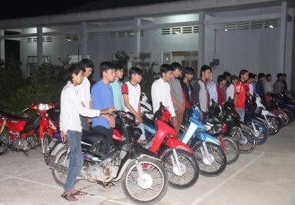 Vĩnh Long: Công an ‘hốt’ trọn 1 nhóm đua xe trái phép khủng
