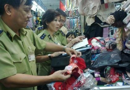 Công chức quản lý thị trường làm mất thẻ phải báo công an