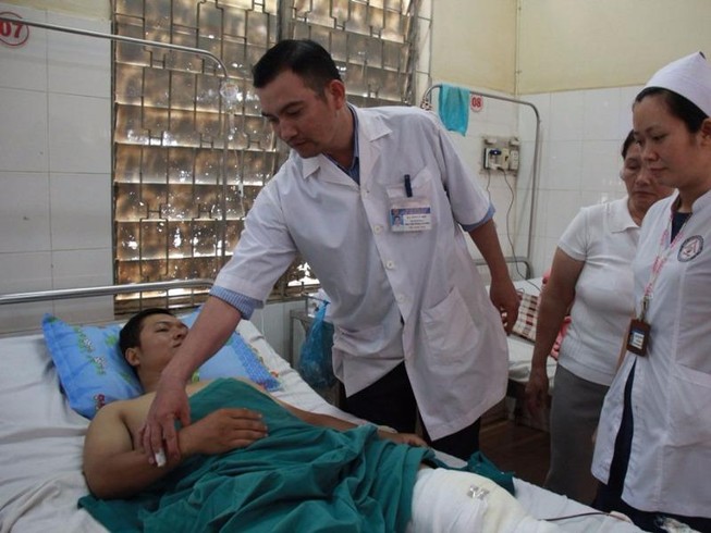 2 CSGT bị hơn chục thanh niên ném gạch đá trọng thương