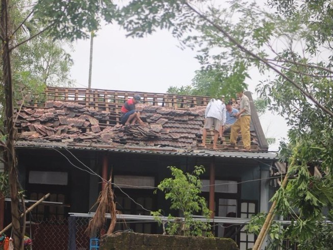 Quảng Trị: Hàng trăm nhà sập và tốc mái vì lốc xoáy