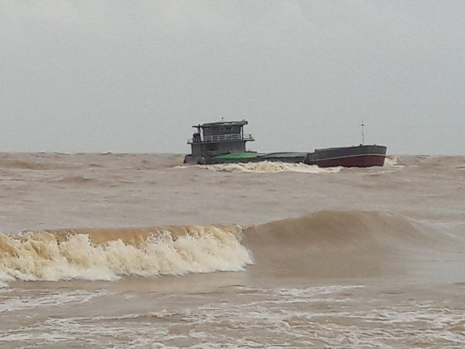 Lặn tìm thuyền viên mất tích trên tàu hàng