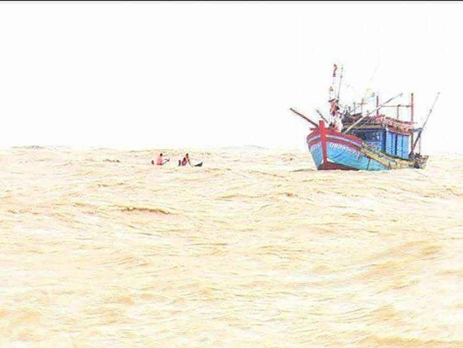 Cứu thành công 6 thuyền viên bị lật tàu trên biển