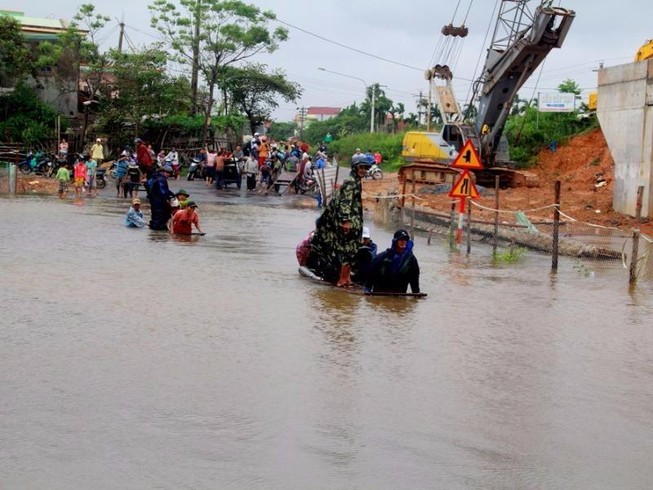 Quảng Nam: 'Dịch vụ vận chuyển kiểu mới’ trong mùa lũ