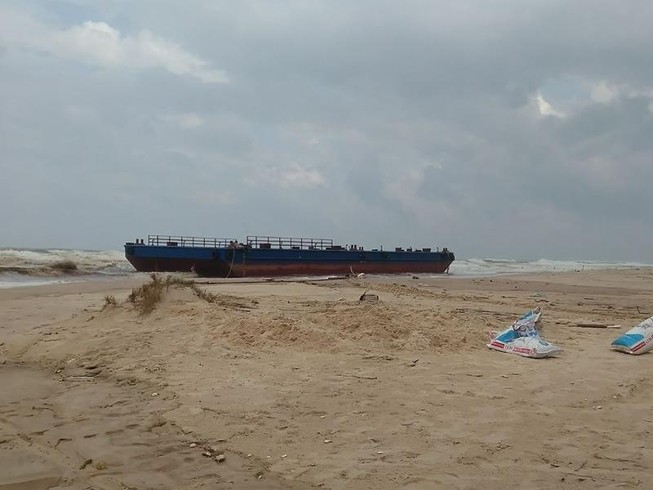 3 thuyền viên lênh đênh trên tàu chết máy ngoài biển