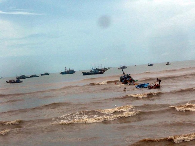 Sóng lớn đánh chìm 6 tàu thuyền trên cửa biển La Gi