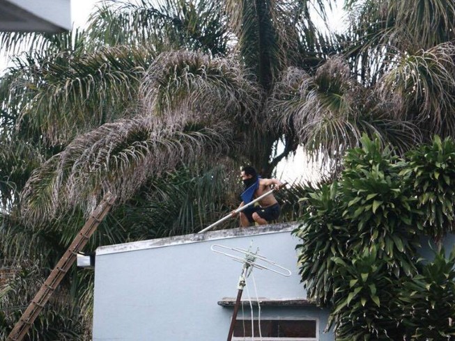 Nam thanh niên cầm vũ khí... nhảy múa trên nhà cao tầng