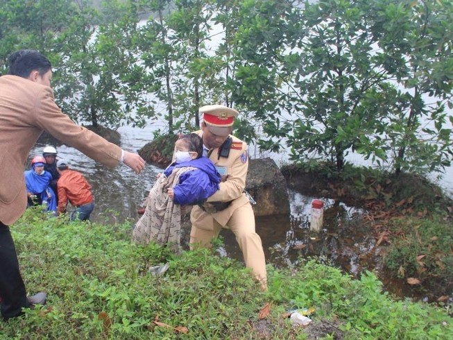CSGT giúp đỡ hai mẹ con bị rơi xuống vũng nước sâu