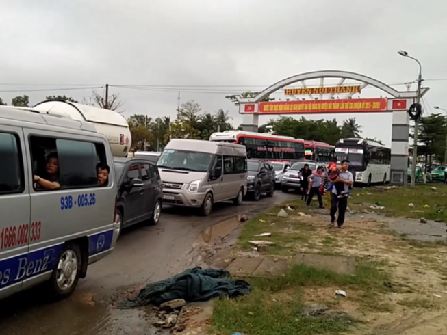 Quảng Nam kẹt xe hàng chục cây số sau Tết