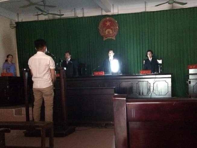Ca sĩ tông cảnh sát giao thông rồi bỏ chạy