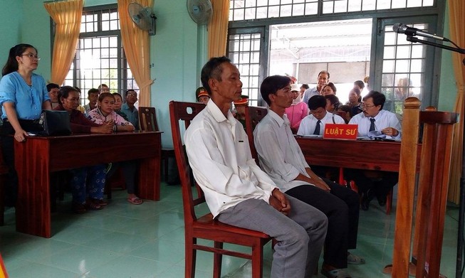 Đề nghị miễn hình phạt 2 nông dân nhận hối lộ