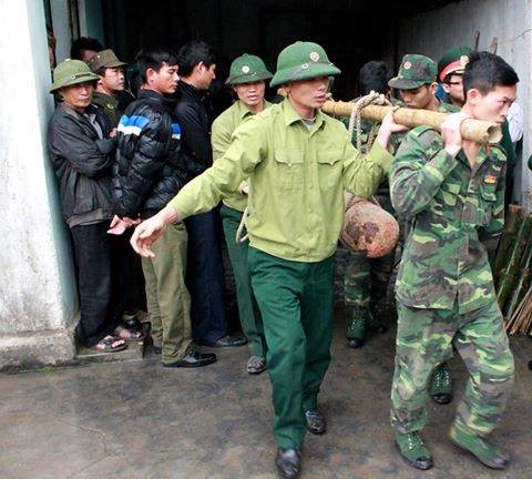 Chủ cơ sở thu mua phế liệu mua được ba quả bom