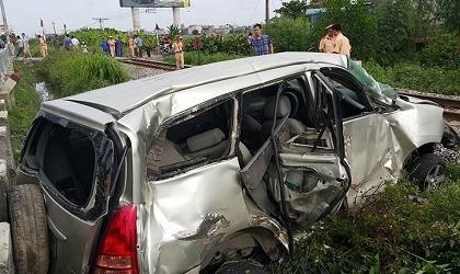 Ô tô 7 chỗ bị tàu hỏa hất văng 40 m
