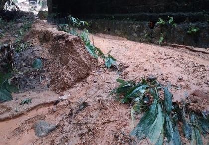 Hàng ngàn m3 bùn đất ập xuống khu dân cư