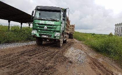Bắt quả tang đoàn xe tải chở đất thải vào khu dự án nhà ở