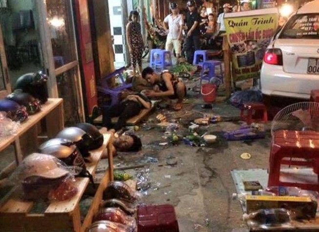 Ô tô lao vào quán ăn đêm, người bị thương nằm la liệt