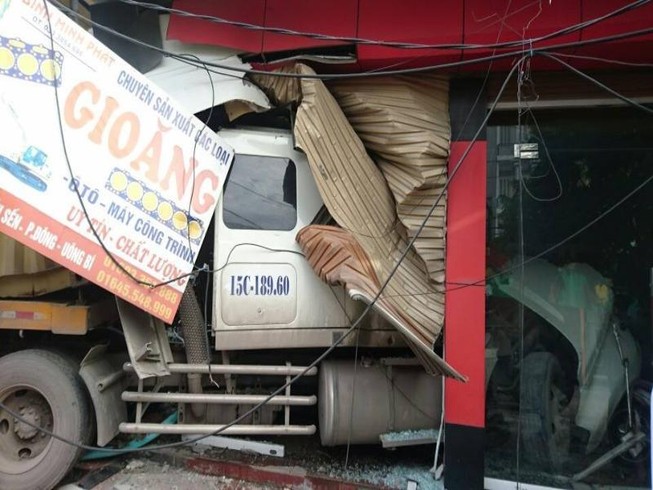Container 'bay' qua dải phân cách, lao vào nhà dân