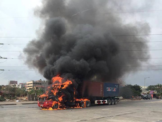 Đầu kéo container cháy ngùn ngụt khi lưu thông