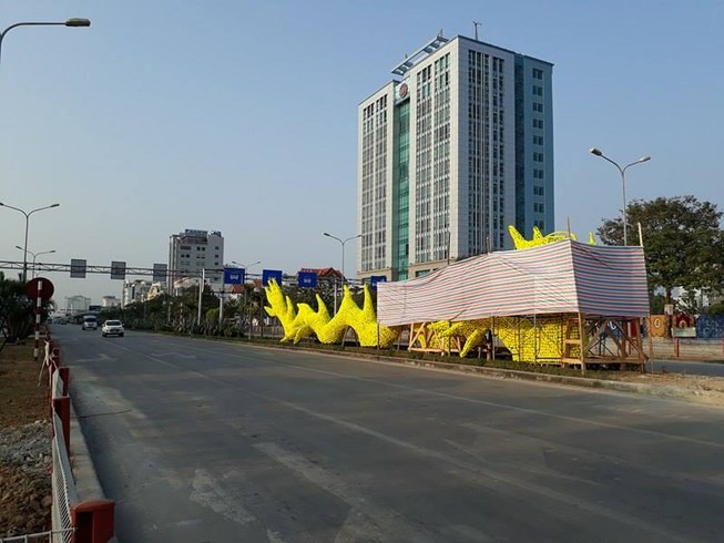 Gỡ hoa hình con rồng trên đường phố Hải Phòng