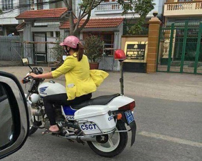 Cô gái đi dép lê lái xe đặc chủng CSGT là thợ sửa xe